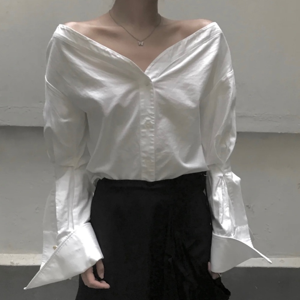 Jacquemus off-shoulder Cotton White Shirt with Bell Sleeves sweetheart neckline